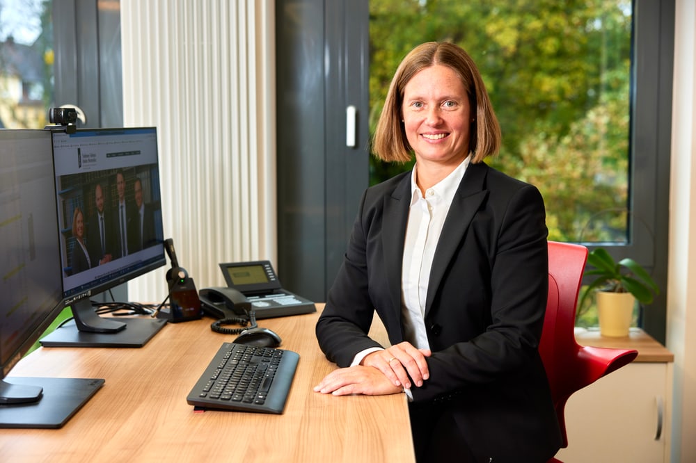 Kerstin Westermilies an ihrem Arbeitsplatz in der Kanzlei