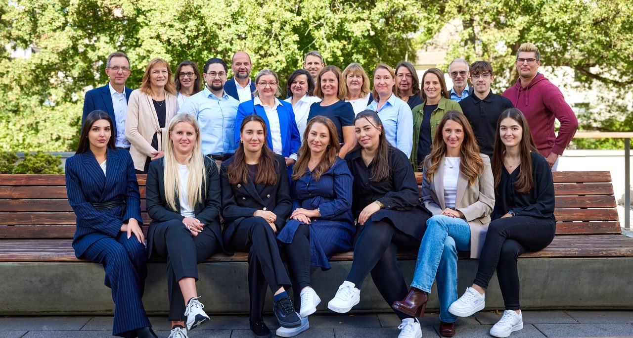 Das Team der Kanzlei WSSK im Innenhof in Solingen